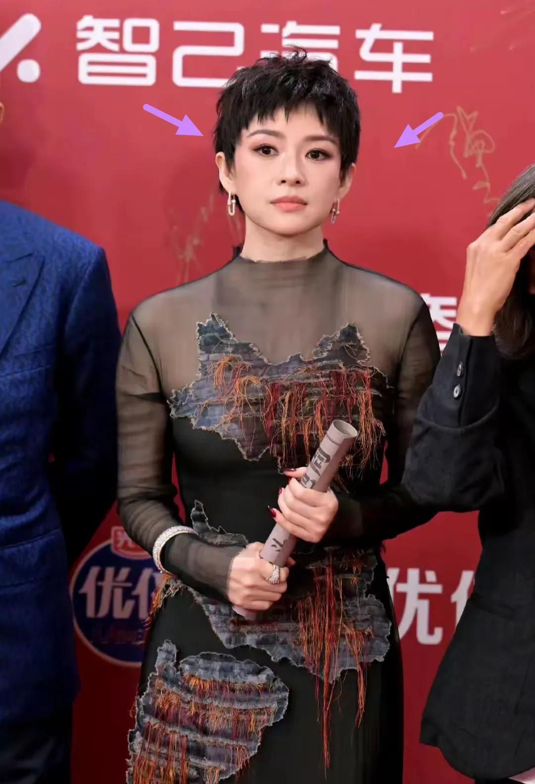 章子怡的眼神骗不了人，自然状态下的她眼神呆滞眼里无光，一个人长期不快乐，眼神就会