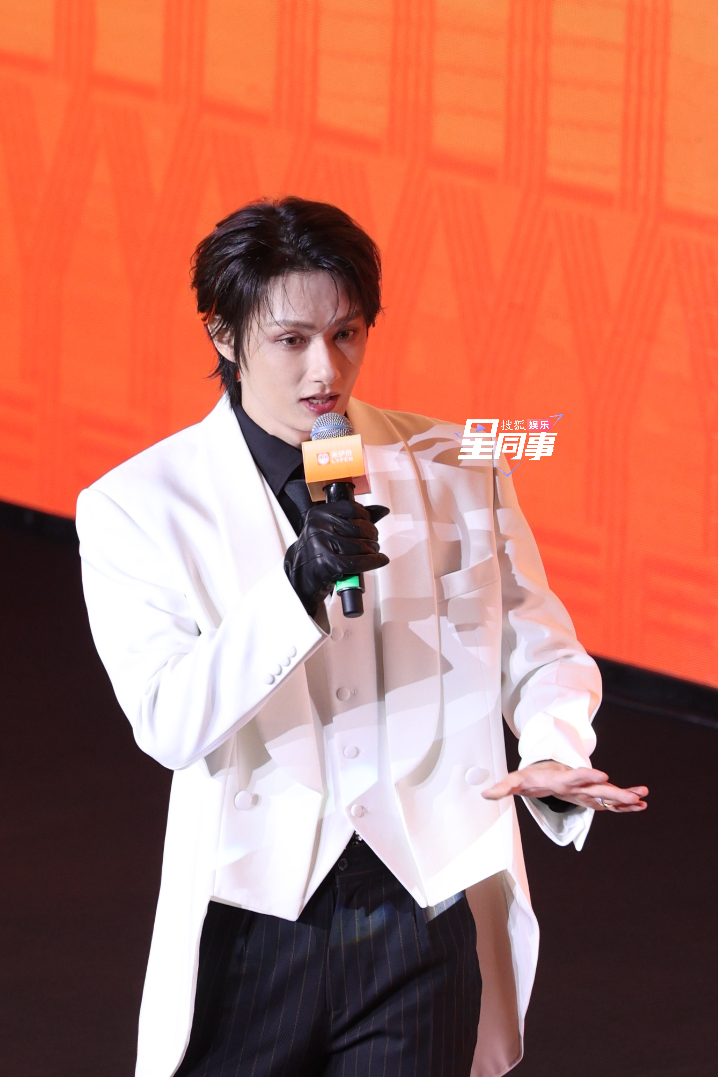 文俊辉自曝吃货属性生图掉落状态好这一块，稳稳的很安心JUN文俊辉