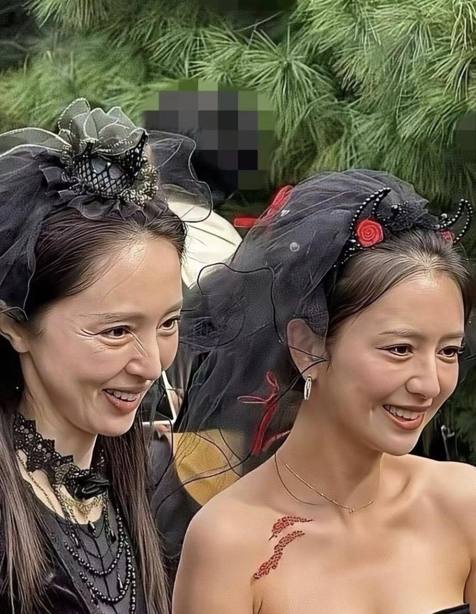 两位打扮华丽的女士在微笑。