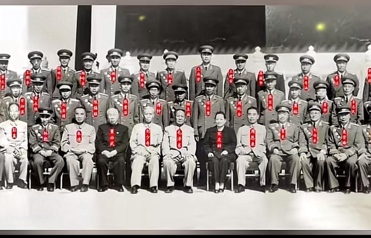 这张照片里，全是新中国的缔造者，个个都了不起！我能认出五位，谁能认全的，绝对是熟