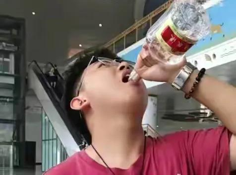 北京南站一男生当场喝完八两白酒的视频引发了各大网友的关注，据说当时男生带着已开封