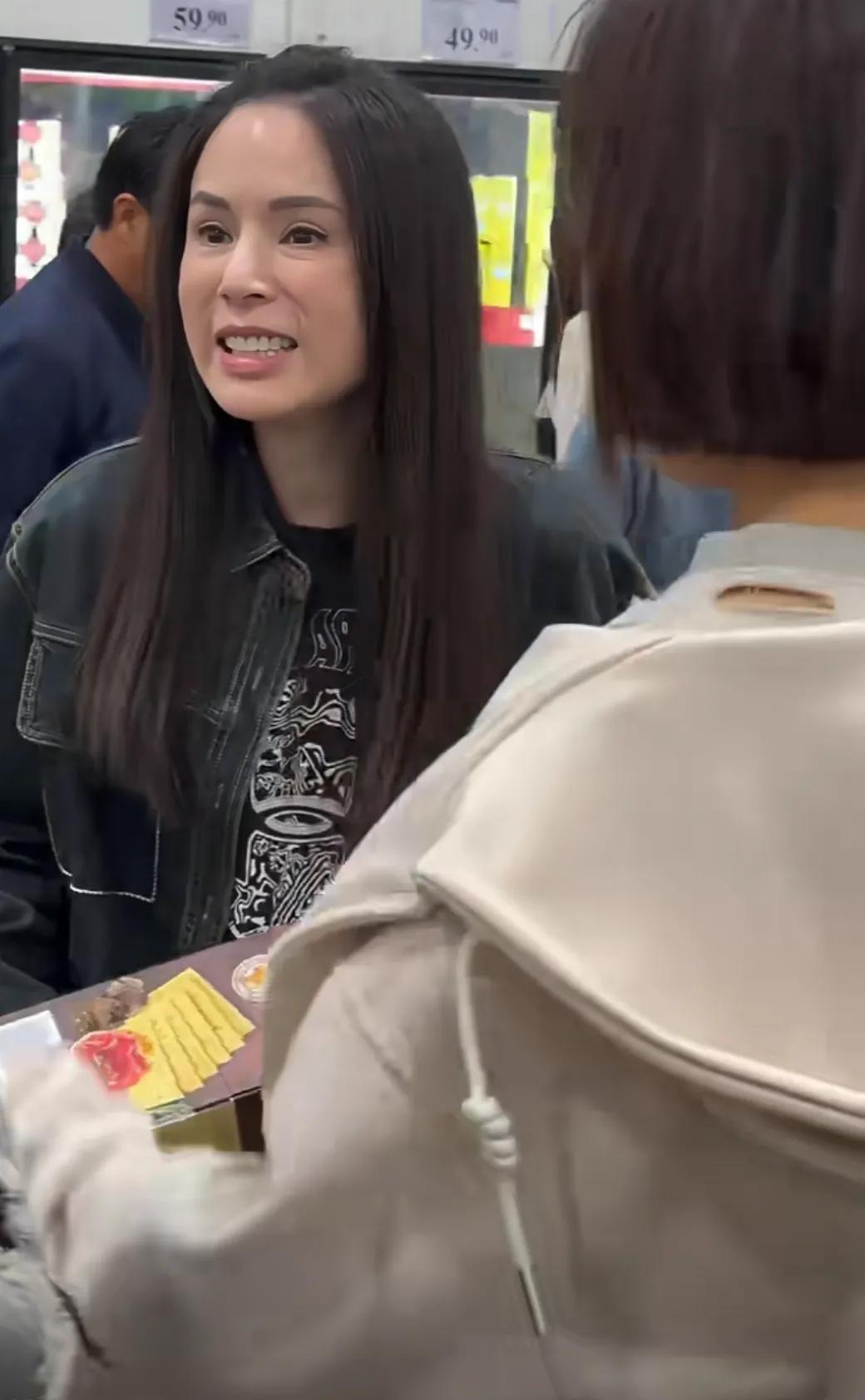 姑姑也抗不过原相机！笑起来的时候脸上皱纹好多呀！不过不敢否认的是李若彤还是挺美的