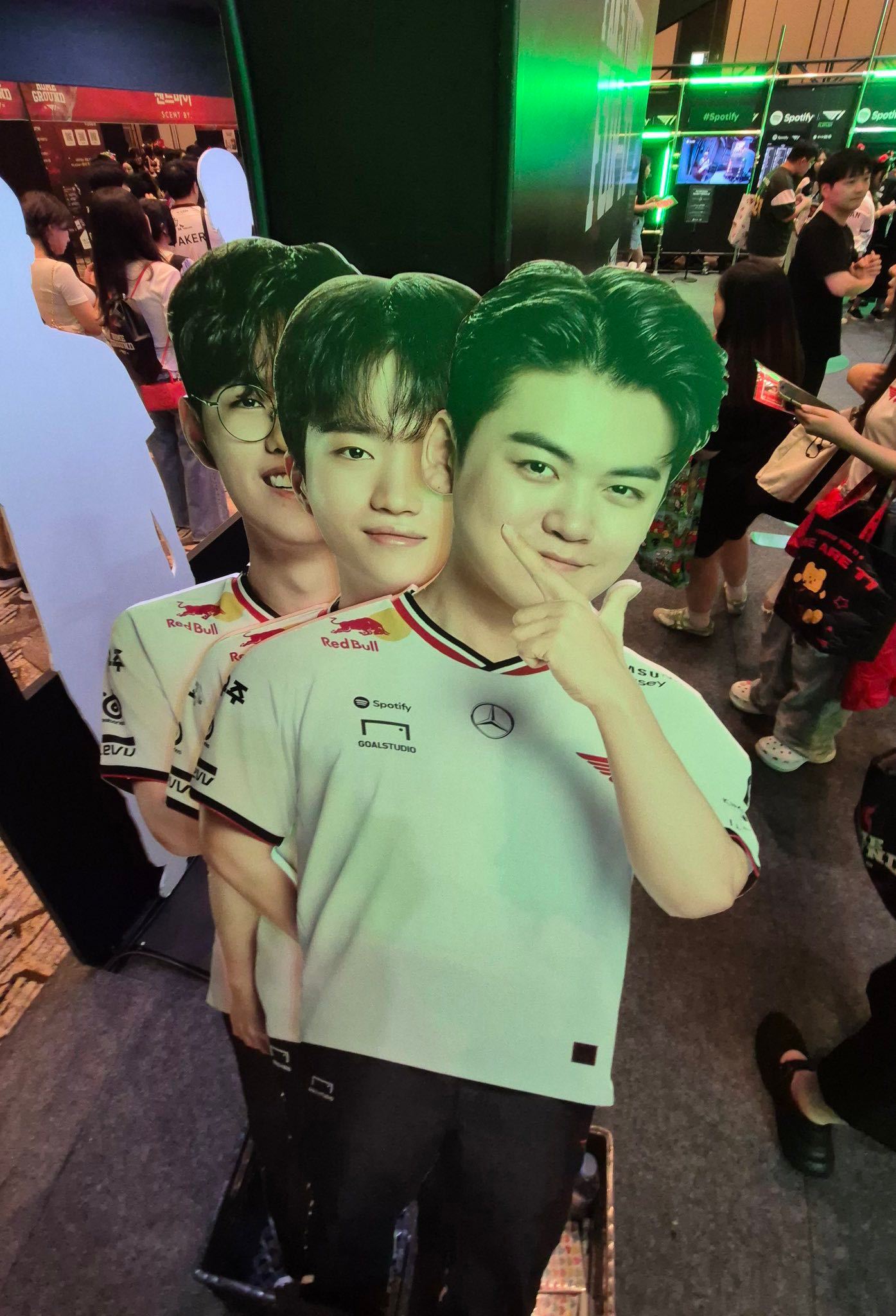 外网粉丝拍的选手立牌[送花花]太可爱了[允悲]t1对战ns2025lck ​​​
