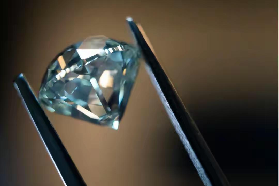 被"踢出局"反成赢家？英巨头146亿钻石库存砸向印度，结局太解气！
 
曾垄断钻