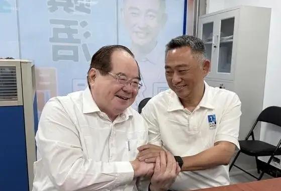 老李出马，前金门县长杨镇浯正式宣布退出县长选举。
 
9月3日，杨镇浯在国民党副