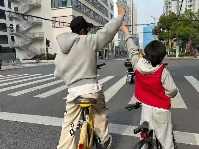 黄晓明带9岁儿子骑车而道歉，并主动去交警部门接受处罚。

4月4号，黄晓明在上海