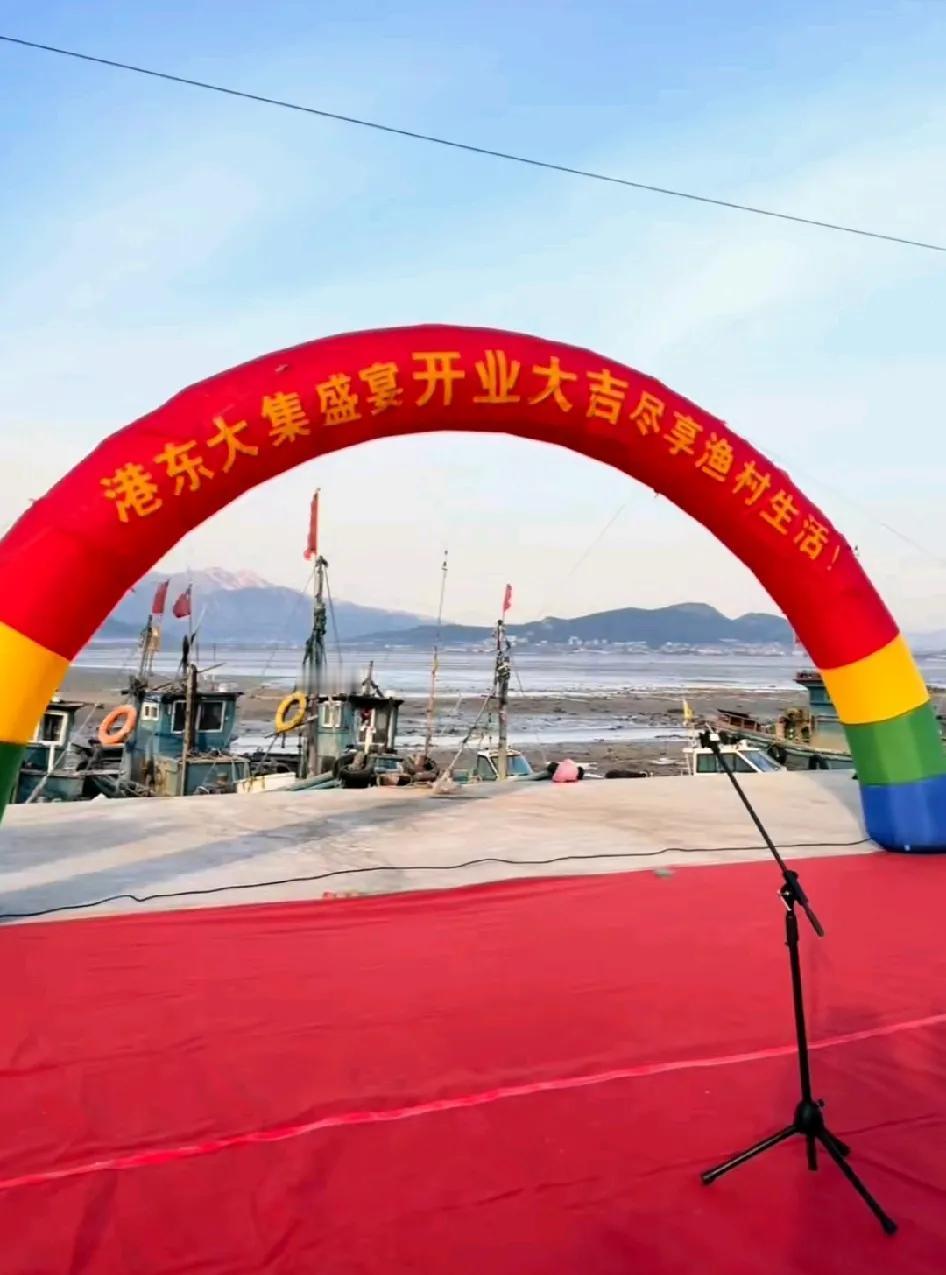 昨天，港东海鲜年货大集在青岛市崂山区王哥庄街道港东渔码头热闹开集，除了备受欢迎的