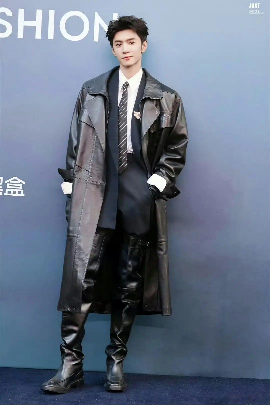 同一件ysl，这套需要点氛围感，挺难驾驭的 整体味道上魏大勋演绎的最好，这套拍杂