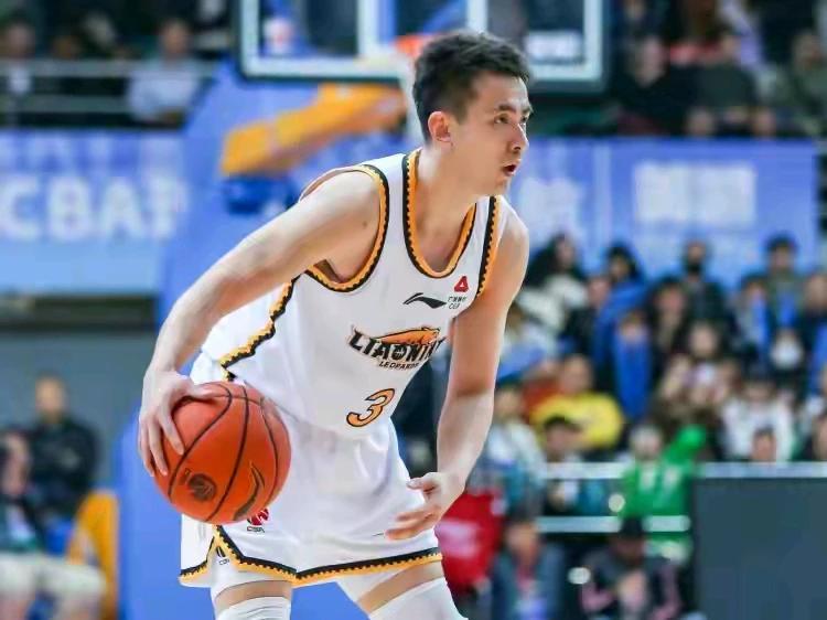 真的很难理解，赵继伟在cba得分能力挺强，国际赛场就不得分。
第一，cba又迎来