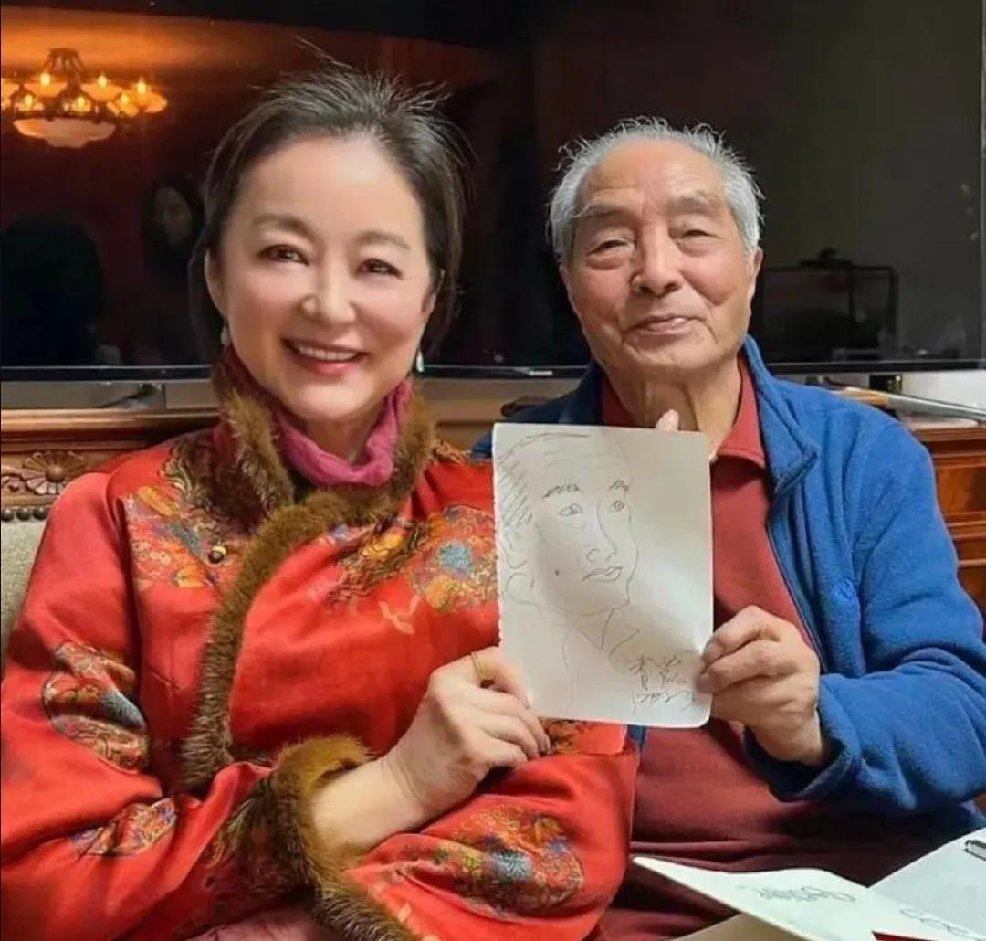 70岁的林青霞
看起来并不老呀
这个状态实在是太棒了
原来，林青霞还喜欢画画呢
