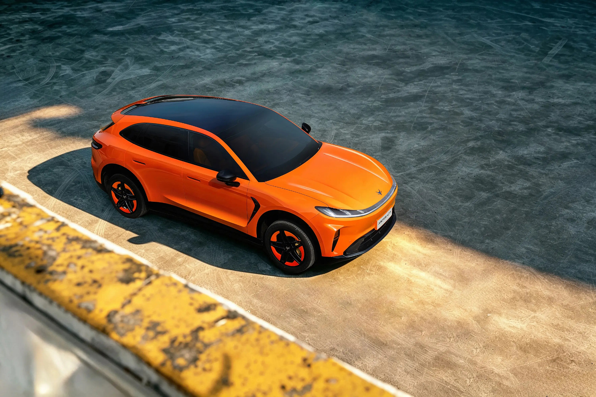 极狐阿尔法T7最近热度确实挺高的🍵之前逛车展坐过实车，印象还不错。智驾是全系标