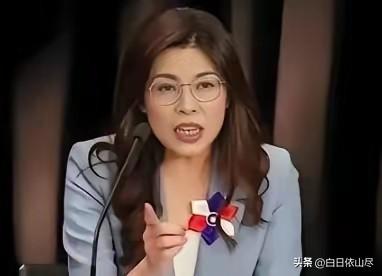 国民党主席郑丽文，在千人宴席聚光灯下，当众坦言自己父亲是当年的陆配，此言一出，直