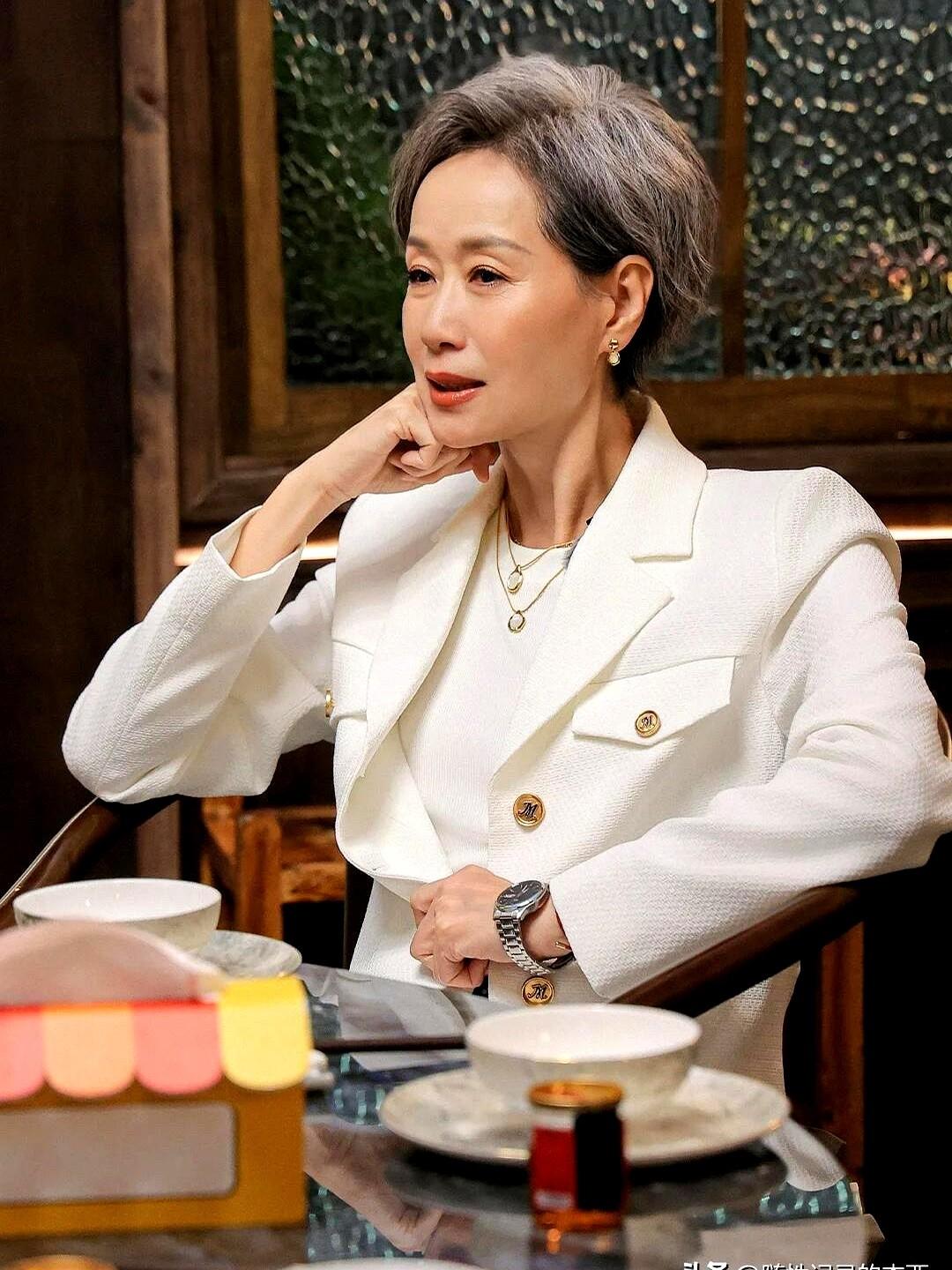 63岁的叶童，一头银发不染，就这么素面朝天地坐在了Ralph Lauren大秀头