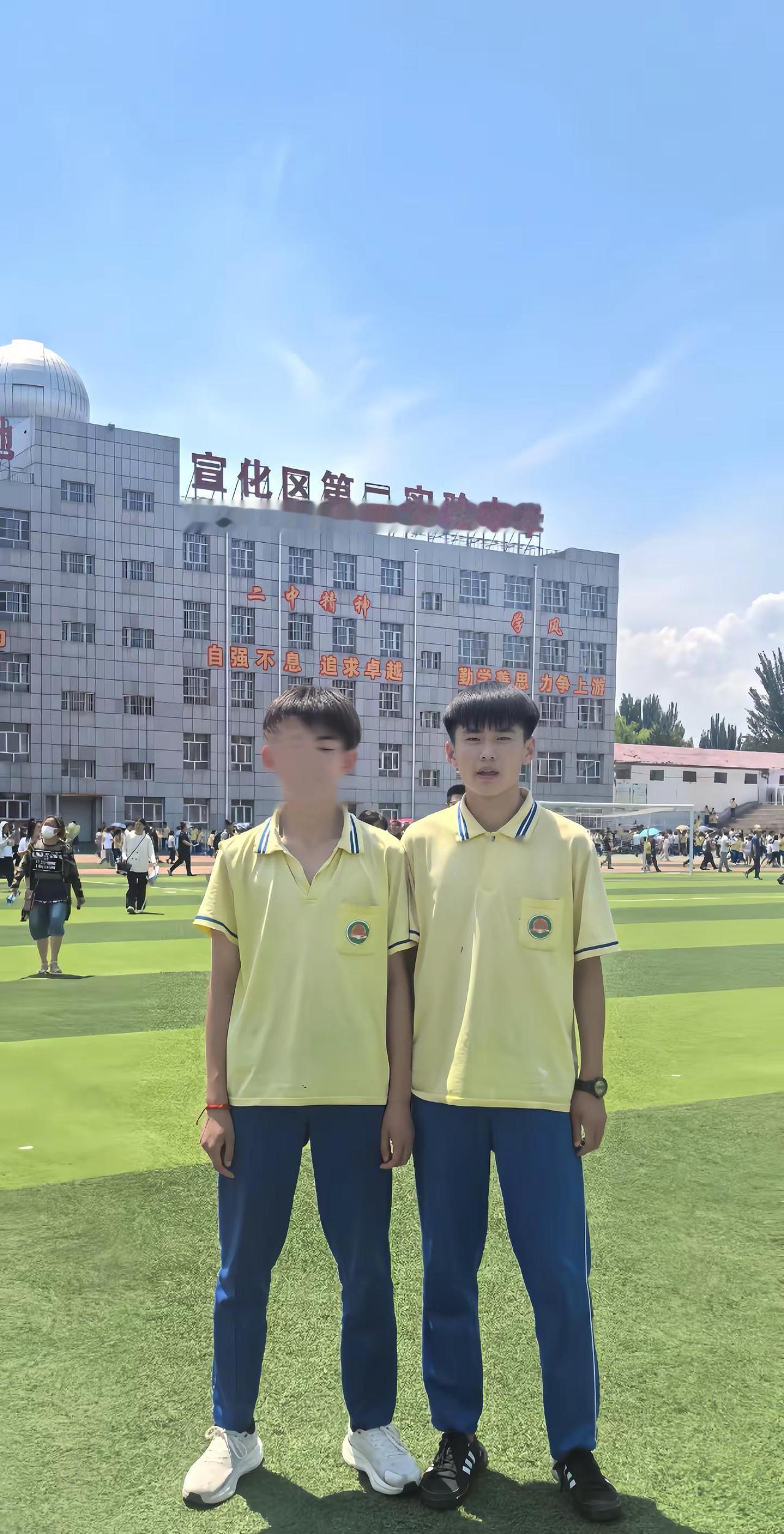 初三那年 遇见了一堆一见面就笑场的人 我们一起走过校园角落 以为是永远 原来只是