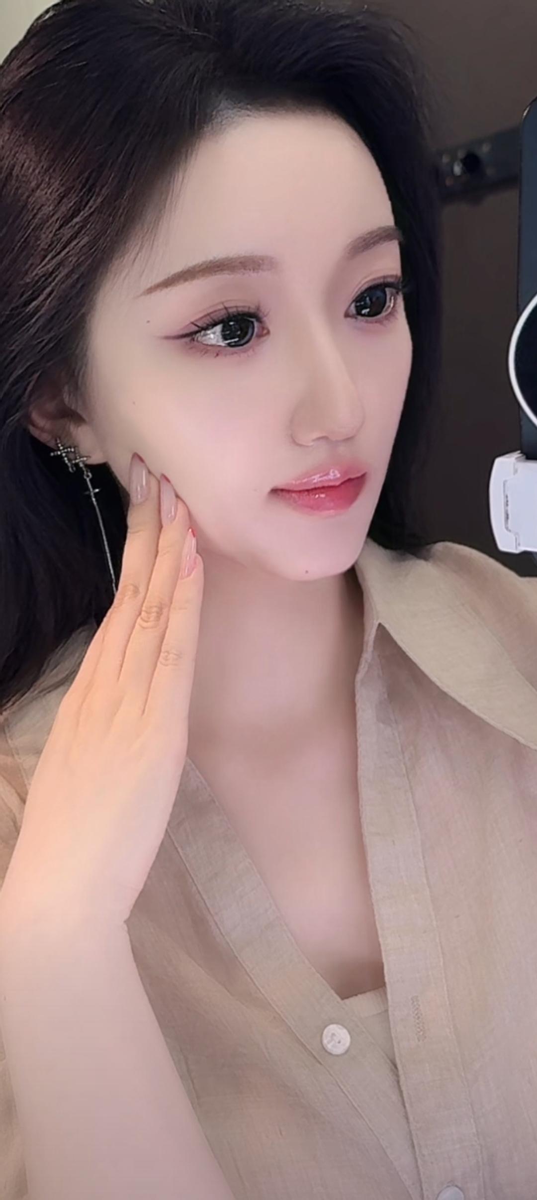 这位小姐姐正在自拍呢！
