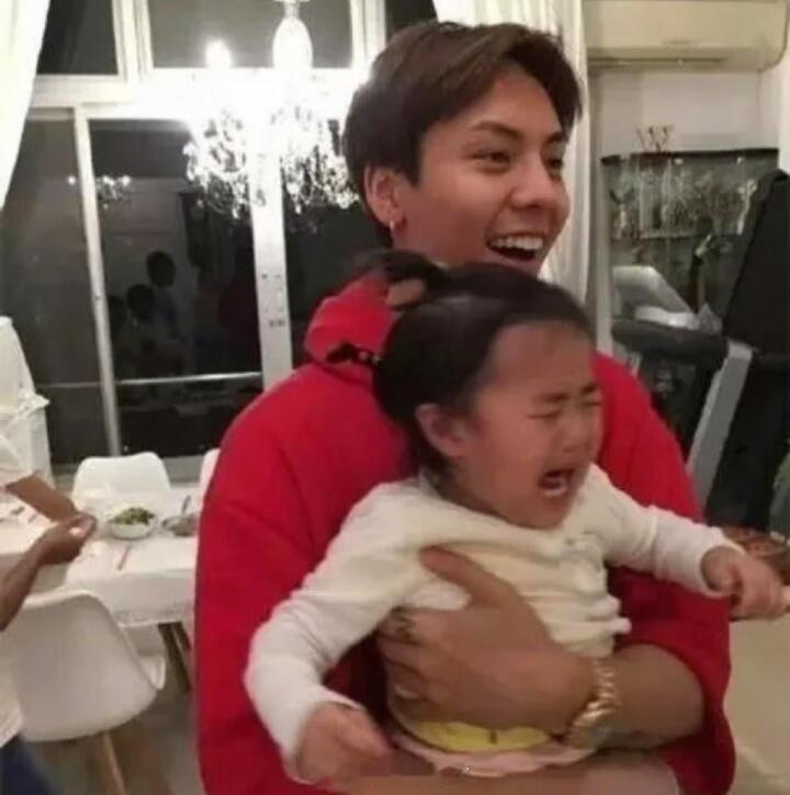 拿捏陈伟霆的人陈伟霆向来自带超强气场与活力，总能轻易带动身边人。当了爸爸之后眉眼