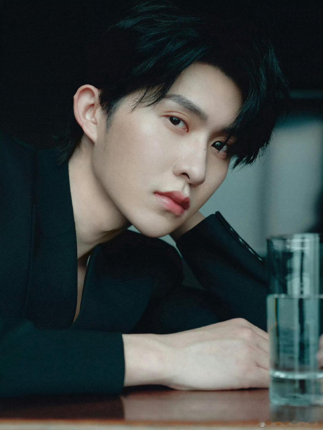 张集骏拿蓝玫瑰走红毯 蓝玫瑰的寓意是独一无二的爱情，张集骏将其握在手中，仿佛在向