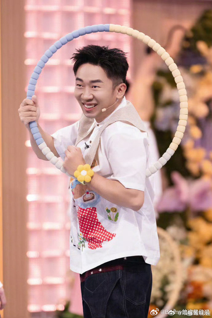 杨迪[超话]杨迪综艺之神干不过节目组你好星期六 杨迪综艺之神遇对手！相亲局大家都
