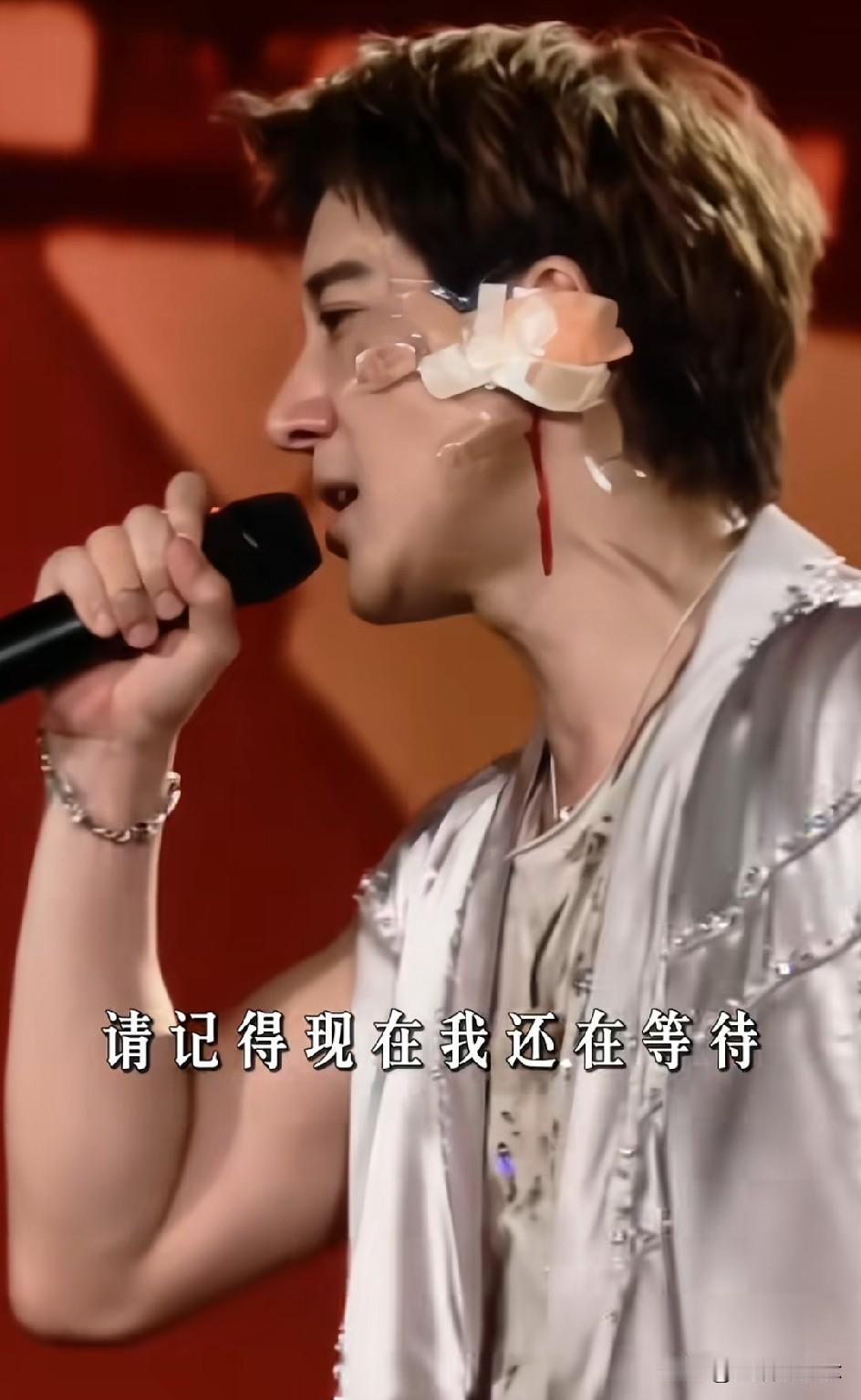 王力宏也太拼了吧！

在演唱会上，王力宏转身时不慎摔倒，从镜头里可见的受伤严重，