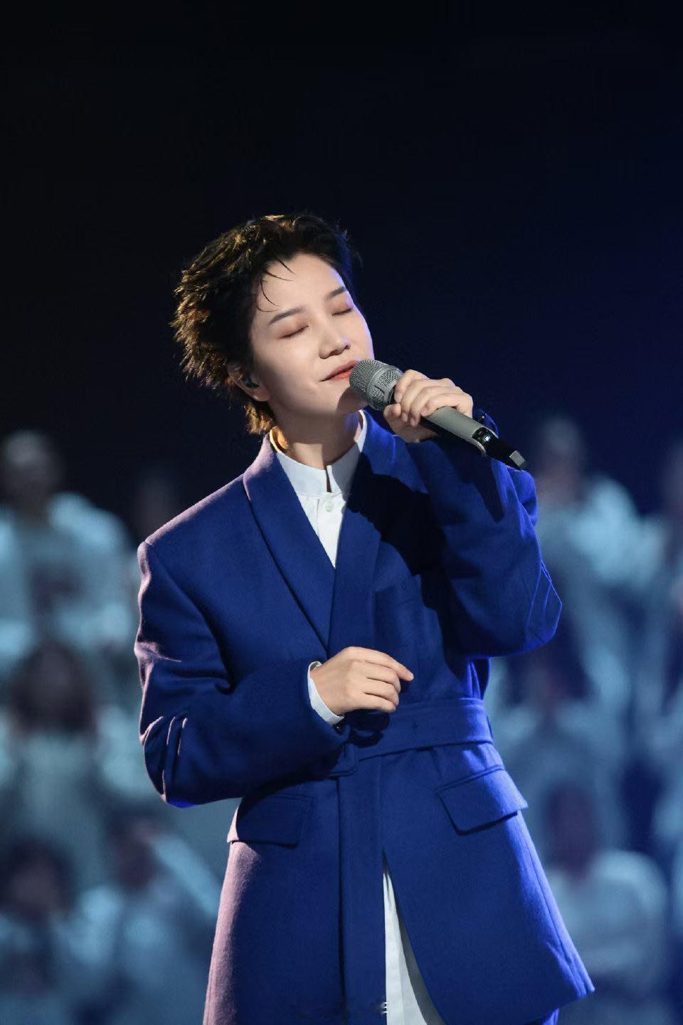 李霄云用大蓝带时光家族下班  李霄云用大蓝带姐姐们下班啦！这一刻真的是又酷又浪漫