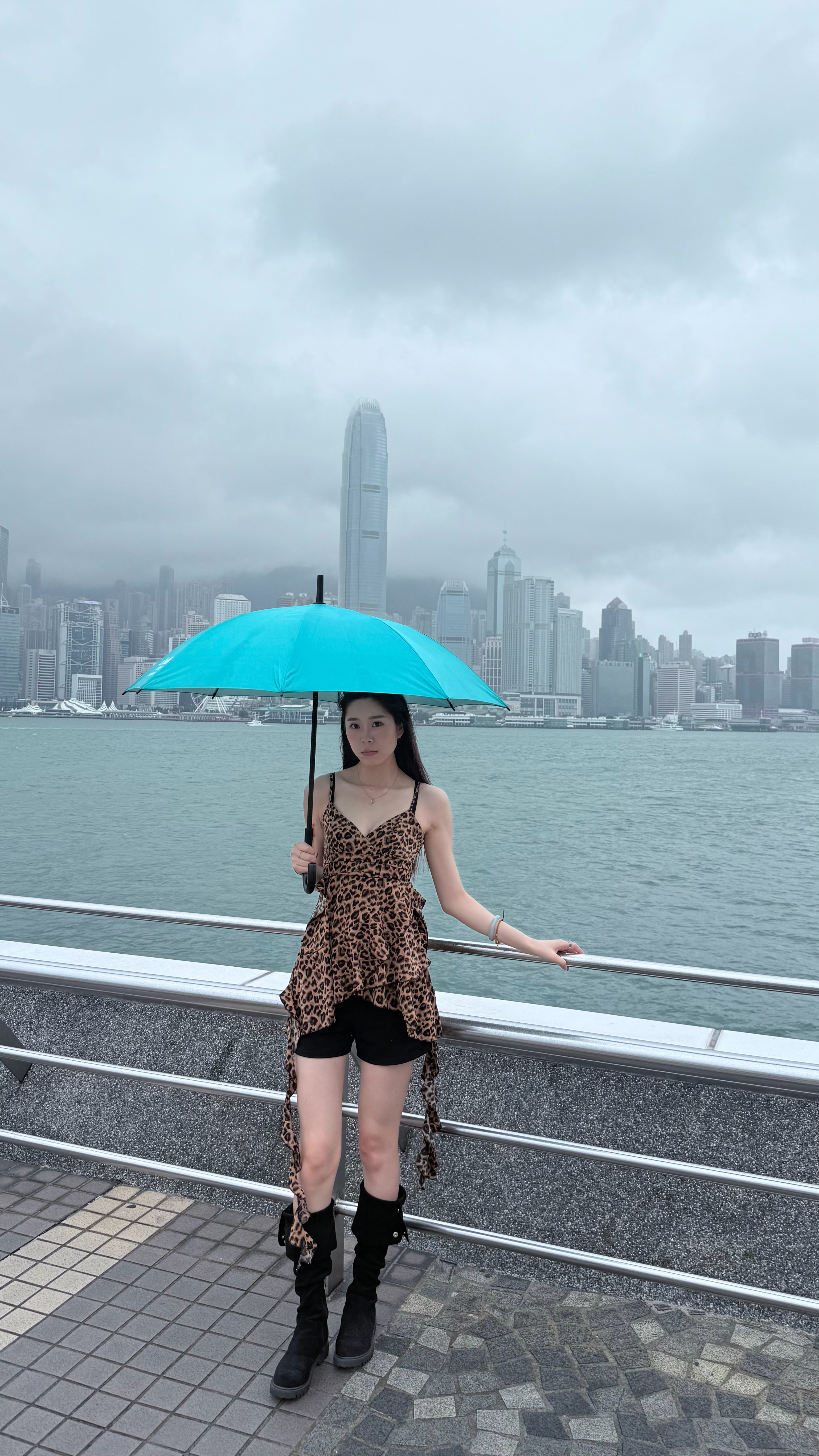 还好带了把雨伞一路上都在想着快下雨雨你分享  ​​​