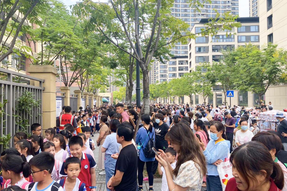 开学季两个极端现象，小学和初中相比，境遇可谓冰火两重天。

在沈阳和苏州等地，仅