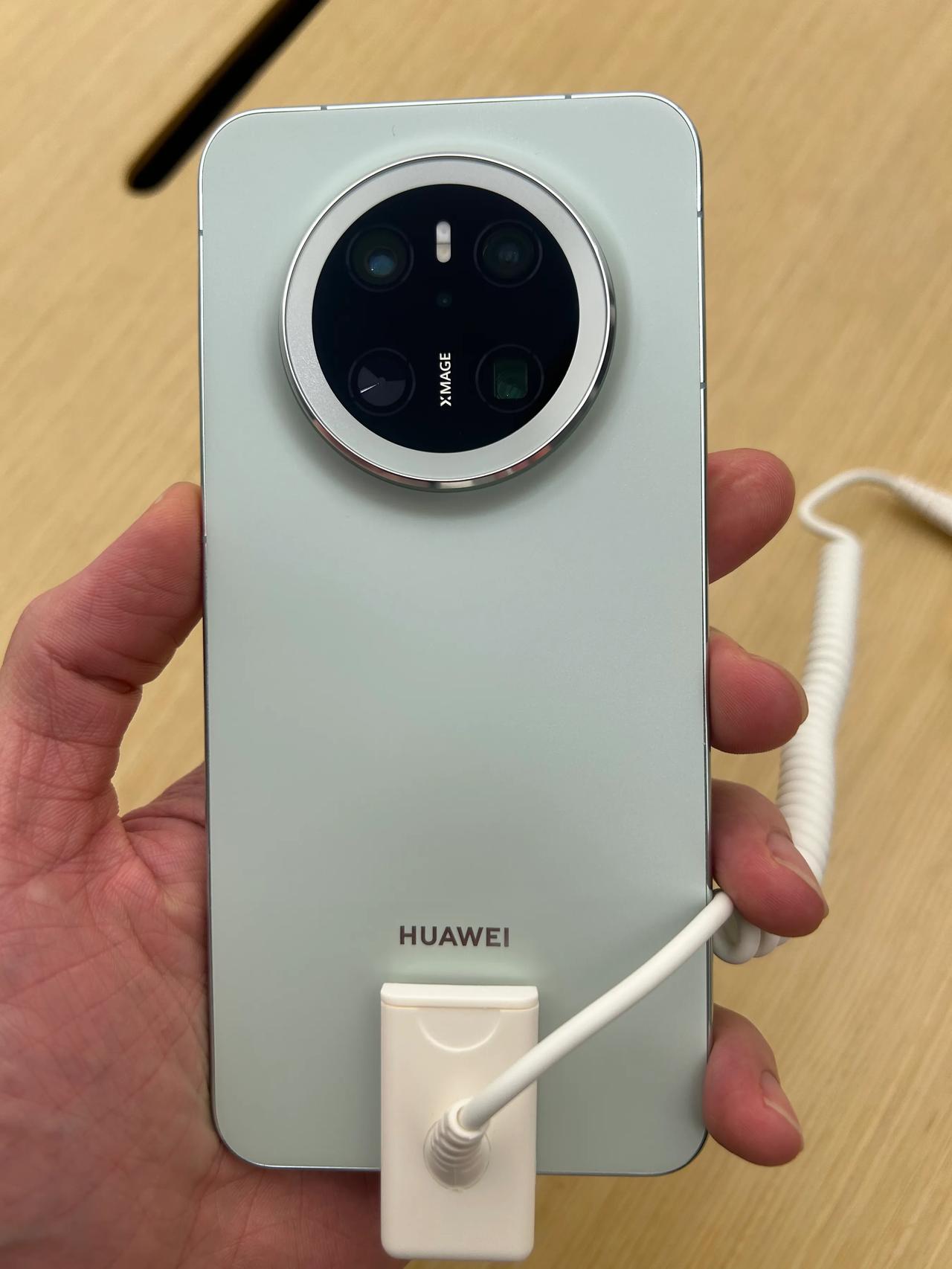 华为mate70系列发布！70是的2D屏，Pro是2.5D屏，选哪款？mate 