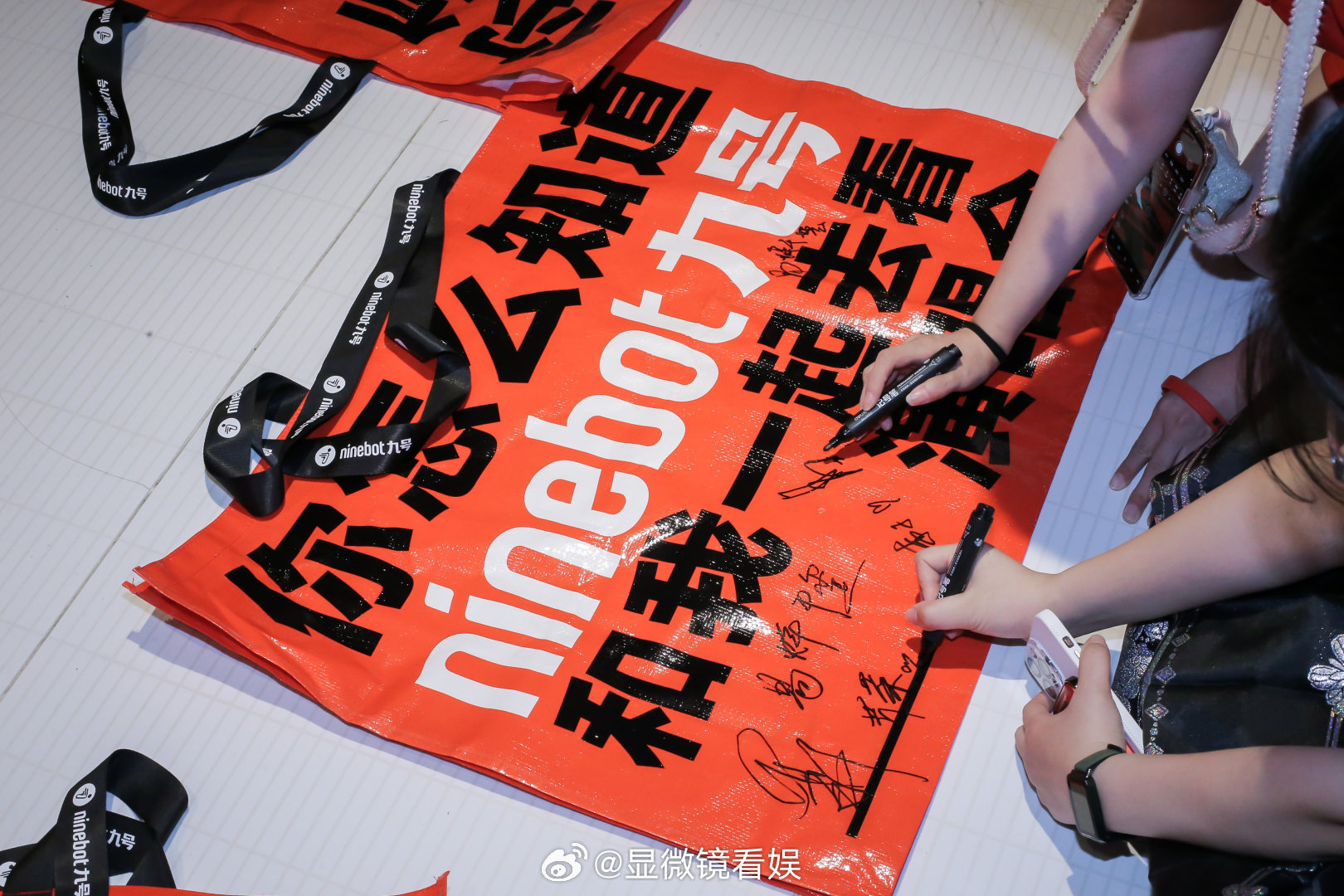易烊千玺演唱会现场好多显眼包  上海站的显眼包应援直接戳中人心，千纸鹤们用独特的