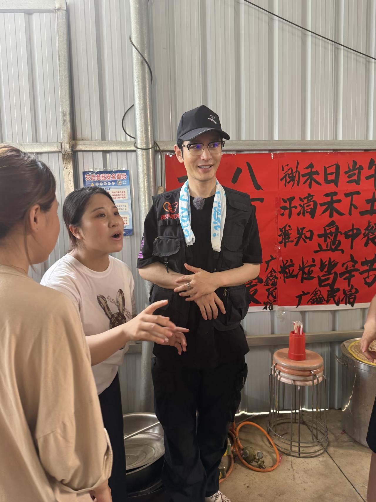 50岁黄晓明现身广西横州做公益，他穿着一身黑色制服，身材瘦了好多，脸变小了一圈，