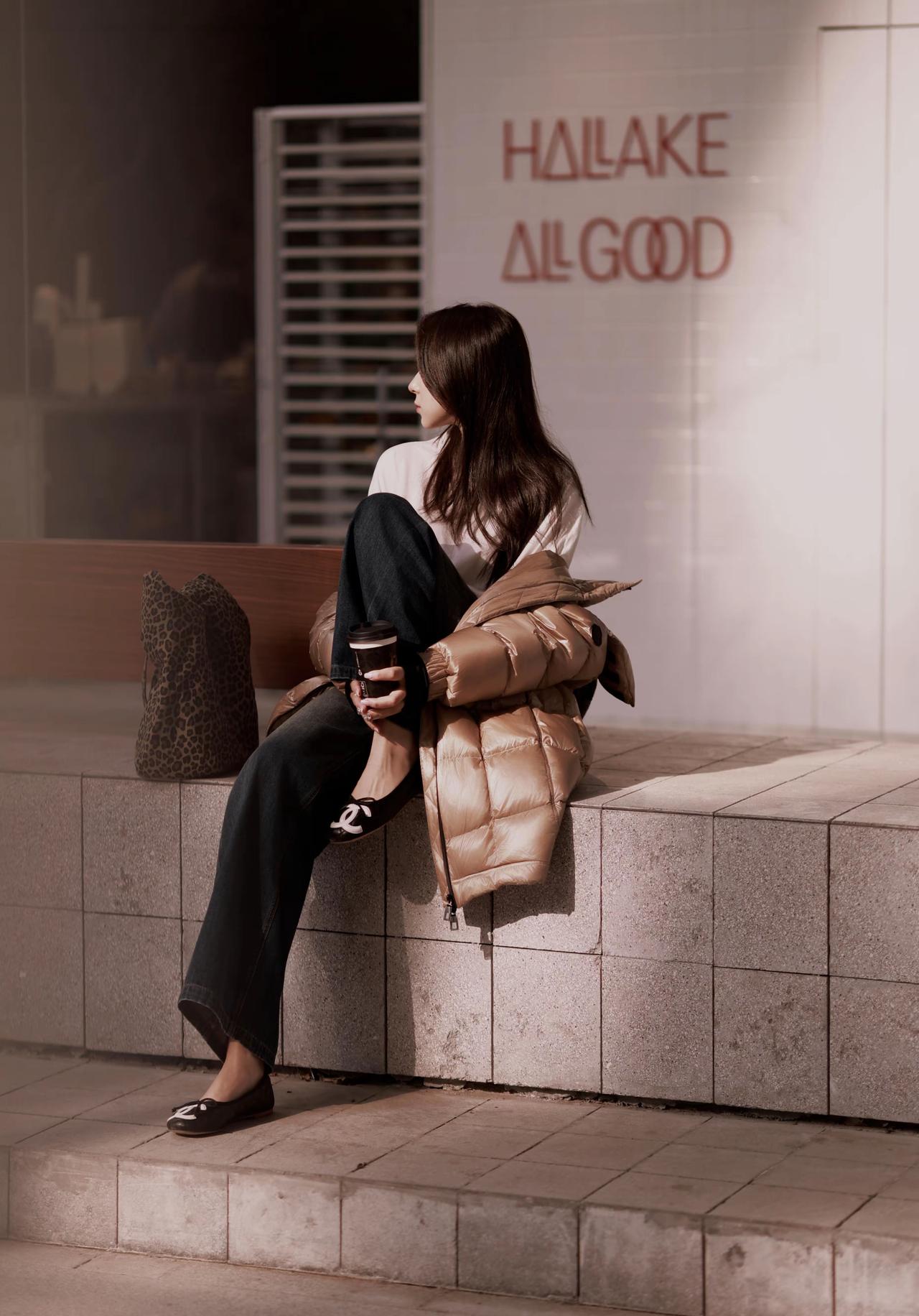 冬季穿搭，羽绒服牛仔裤必不可少，完美的侧颜羽绒服穿搭 浅色羽绒服穿搭 羽绒服冬季