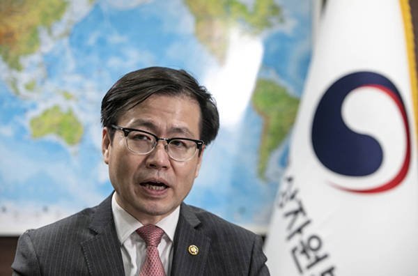 【韩国“自信”：我们有最惠国待遇，不会被征100%半导体关税】#韩国吹嘘不会被征