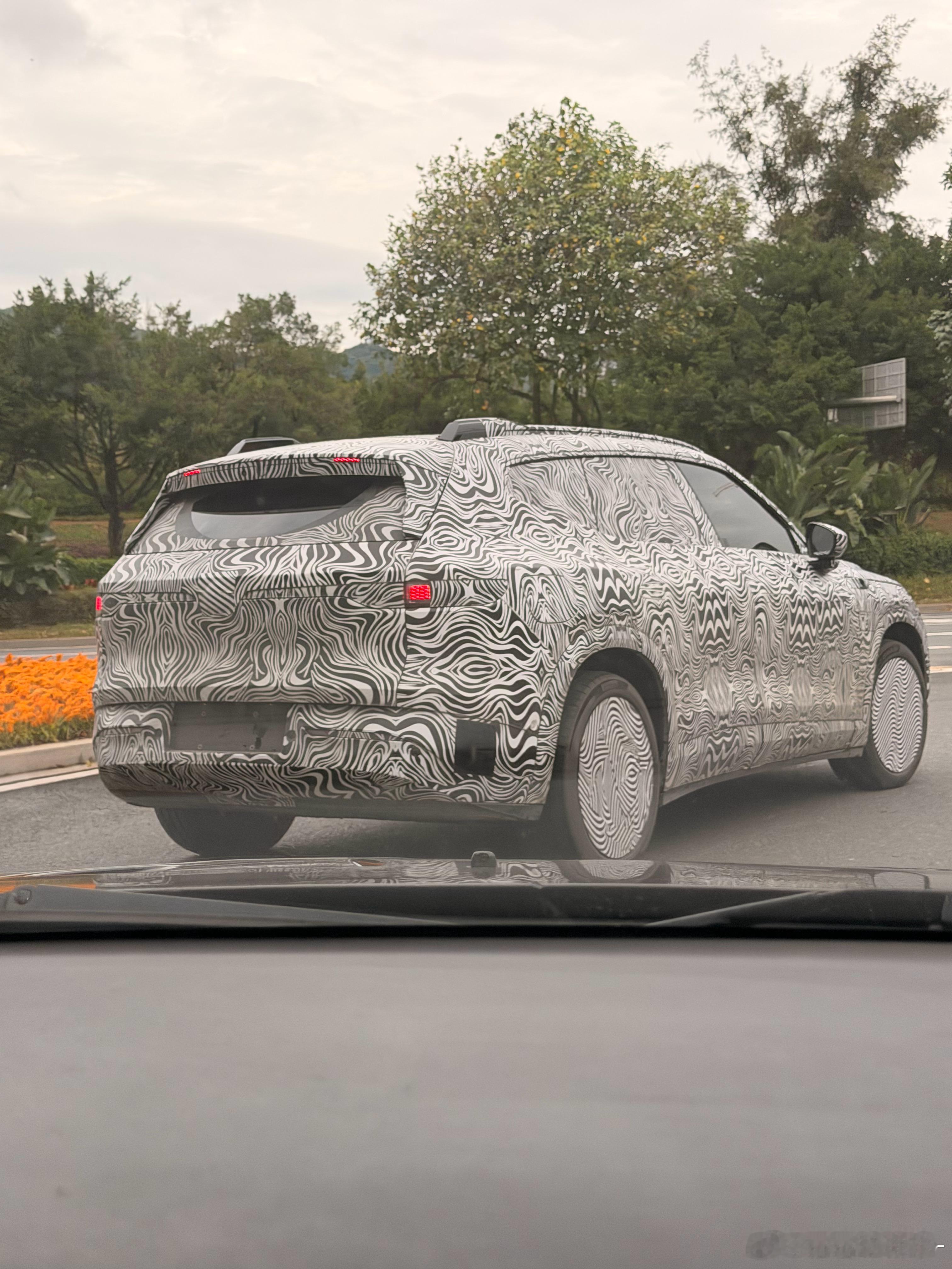 霜霜の新车前线 每次经过黄埔都很容易“误抓”窝鹏新车，图1️⃣2️⃣隐藏式门把手