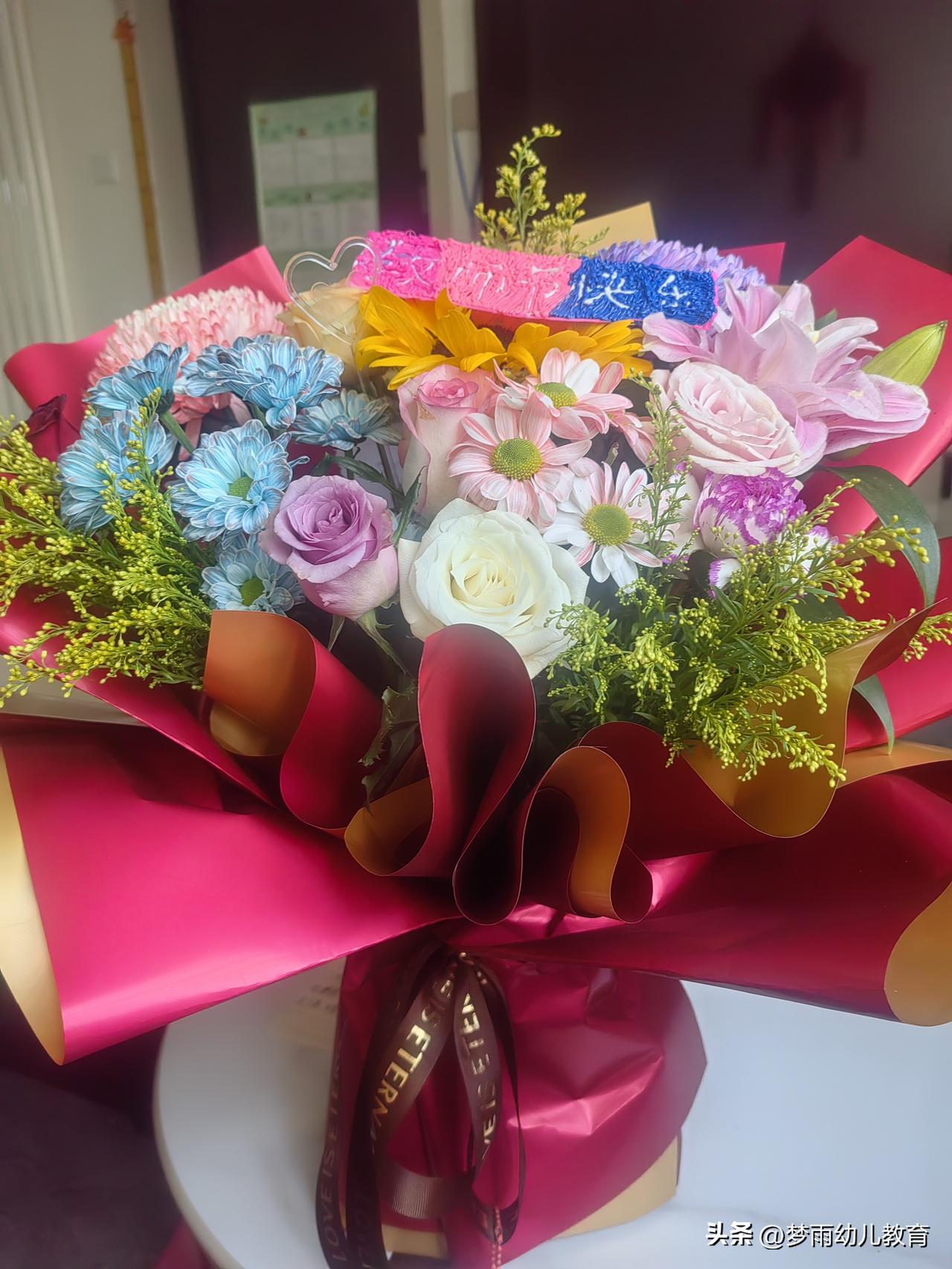 孙女的暖心教师节创意
 
9月10日是教师节，为了给老师庆祝教师节，孙女提前一天