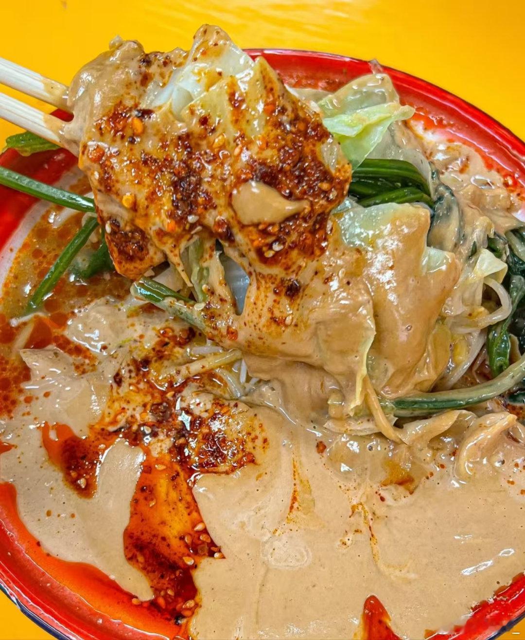 东北到底有多少正宗美食  菜量超大还全是硬菜，铁锅炖贴圈玉米饼吸满汤汁，酱骨架徒