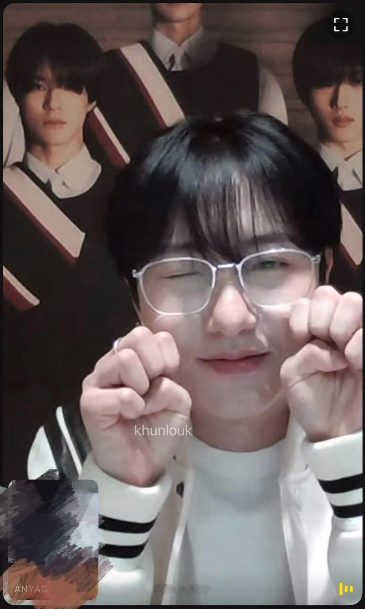 黄仁俊[超话]  hrj  黄仁俊  🤲🏻🐾 