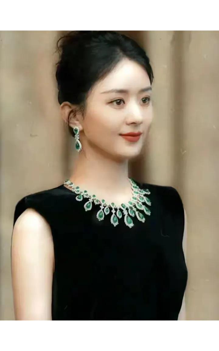 赵丽颖：以作品为舟，驶向演艺巅峰

近年来，赵丽颖在时尚活动的舞台上渐行渐远，这