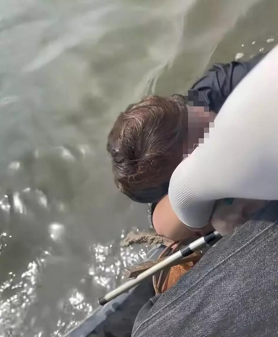 天津一男子好心救起落水女孩，结果反倒被家属埋怨，你报什么警，怕讹上你呀！一句谢谢