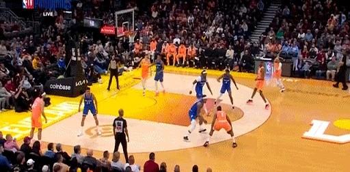 哈登这球，真是把班凯罗打服了！

上半场结束前，哈登单挑班凯罗，一套胯下运球接后