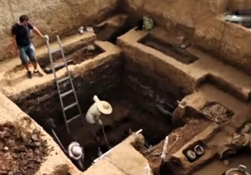 田间一锄头，竟刨出三千年前西周诸侯墓！一九八二年 3 月，山东滕州庄里西村村民取