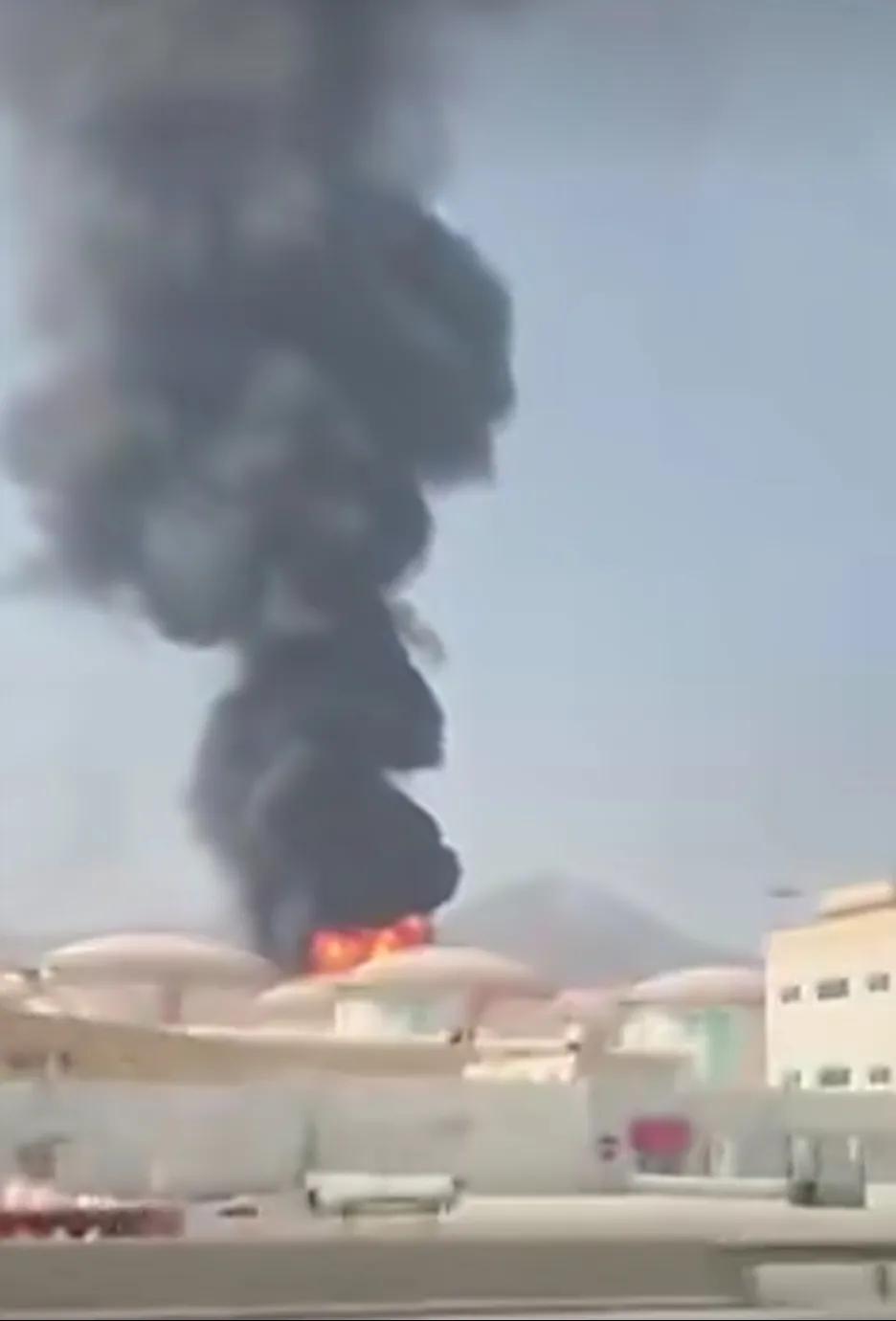 阿联酋富查伊拉油田被击中，黑烟直冲天际，而且还有烈火。幸亏这是储存原油的油罐被击