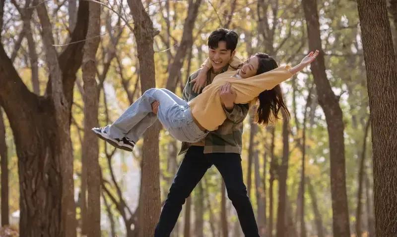 刷到个热搜说60岁男人比50岁女人还显年轻，评论区直接吵翻。
视频里大爷头发花白