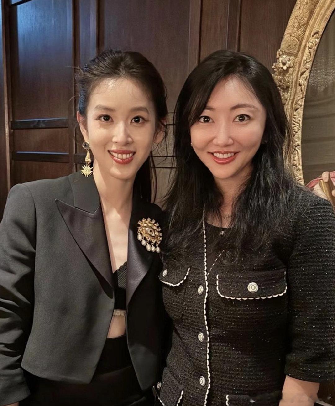#章泽天和华真合影# 章泽天和华真合影🈶 两位优秀的女性都很有魅力！太有气质了