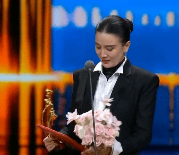 宋佳 凭借《山花烂漫时》拿下第35届飞天奖优秀女演员奖，以同一角色集齐白玉兰、金