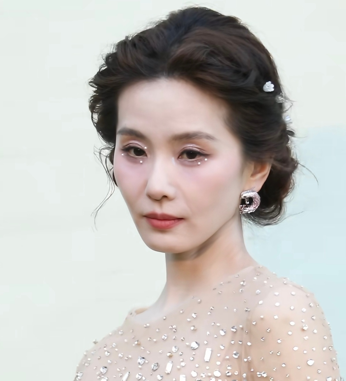她这几年眼睛总是看起来很疲惫 