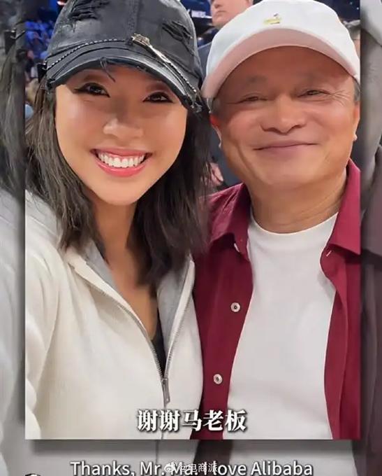 马云现身澳门。因为10月9号NBA中国赛在澳门举行。马云穿着红色衬衣，搭配白色长