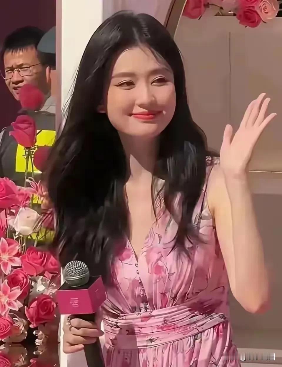 杨洋身边美女如云，先说说王楚然。她和杨洋合作《我的人间烟火》后传出恋爱绯闻，到2