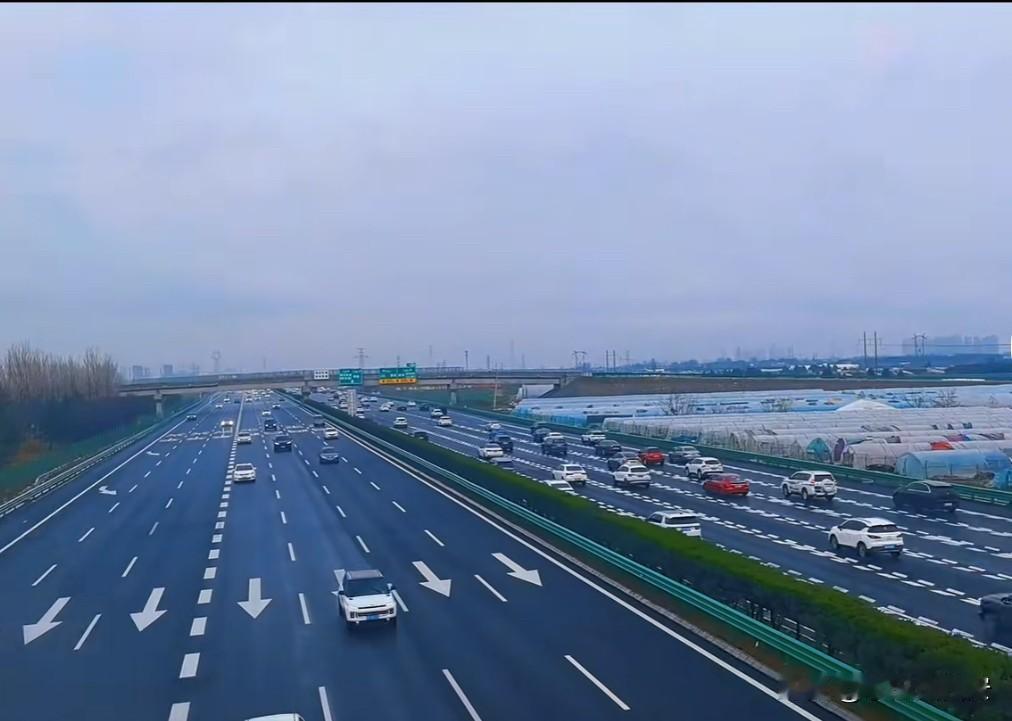 连霍高速与西兴高速兴平交汇处

双向12车道高速公路