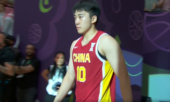 中国男篮亚军 赛后颁奖典礼，中国男篮小将王俊杰￼和内线核心胡金秋都入选了赛会最佳