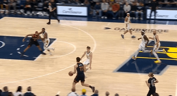 逐帧拆解：英格拉姆技术细节解析，全场最高30分率队取胜图1早期进攻莺歌低位背身接