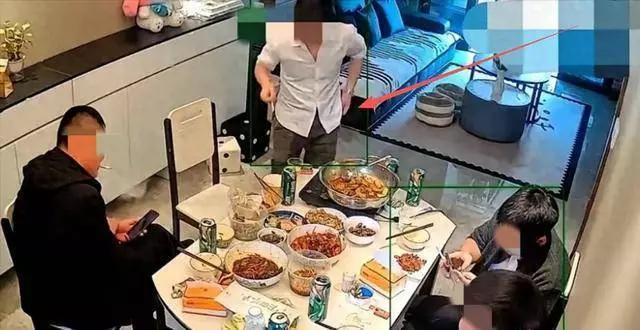 酒局持续了4小时，王女士为丈夫和朋友做了一桌子菜，累的够呛便穿着吊带裙去睡觉，结